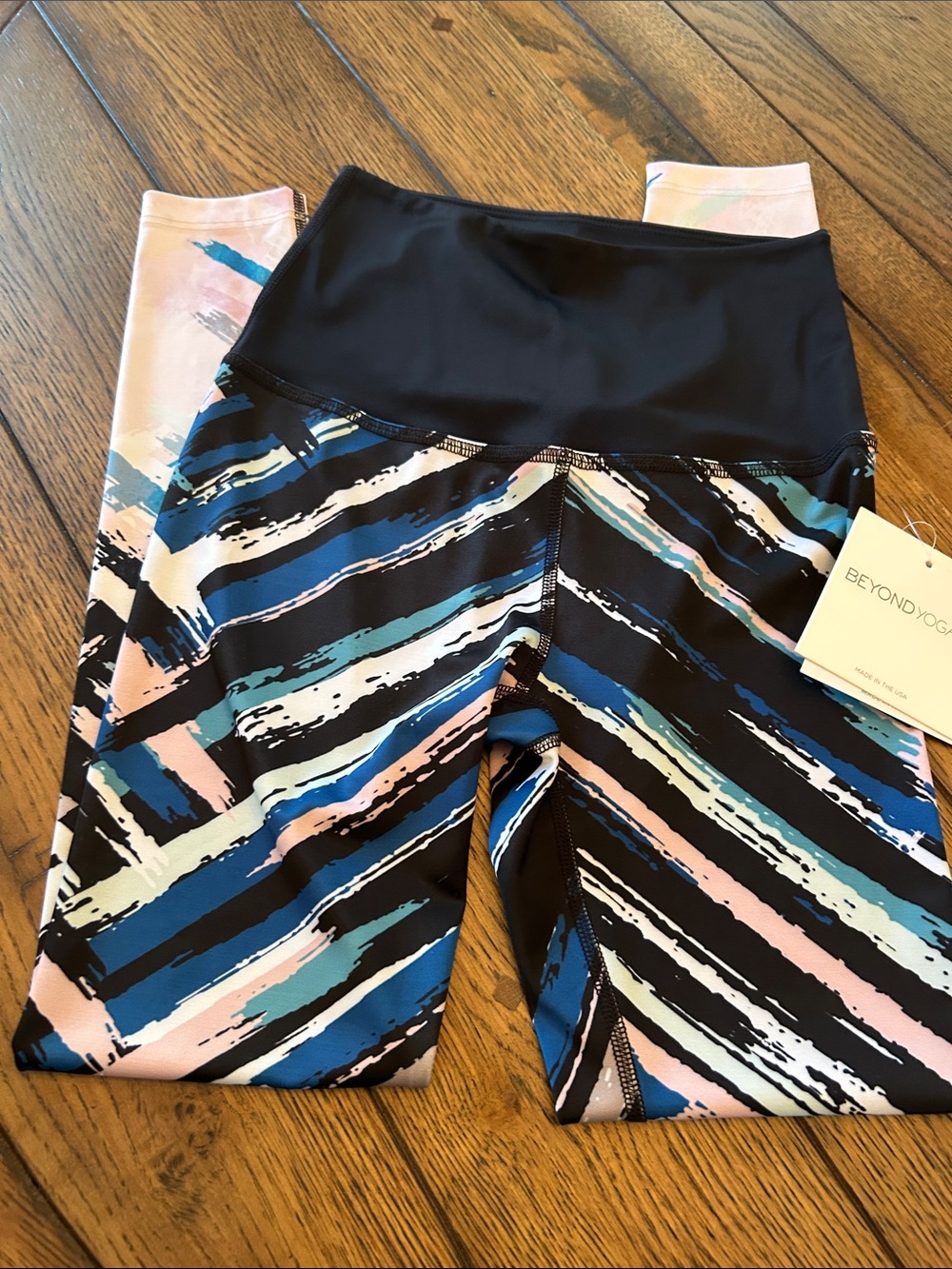 Beyond Yoga NWT XS Black Striped Brushstroke Leggings with Blue and Pink